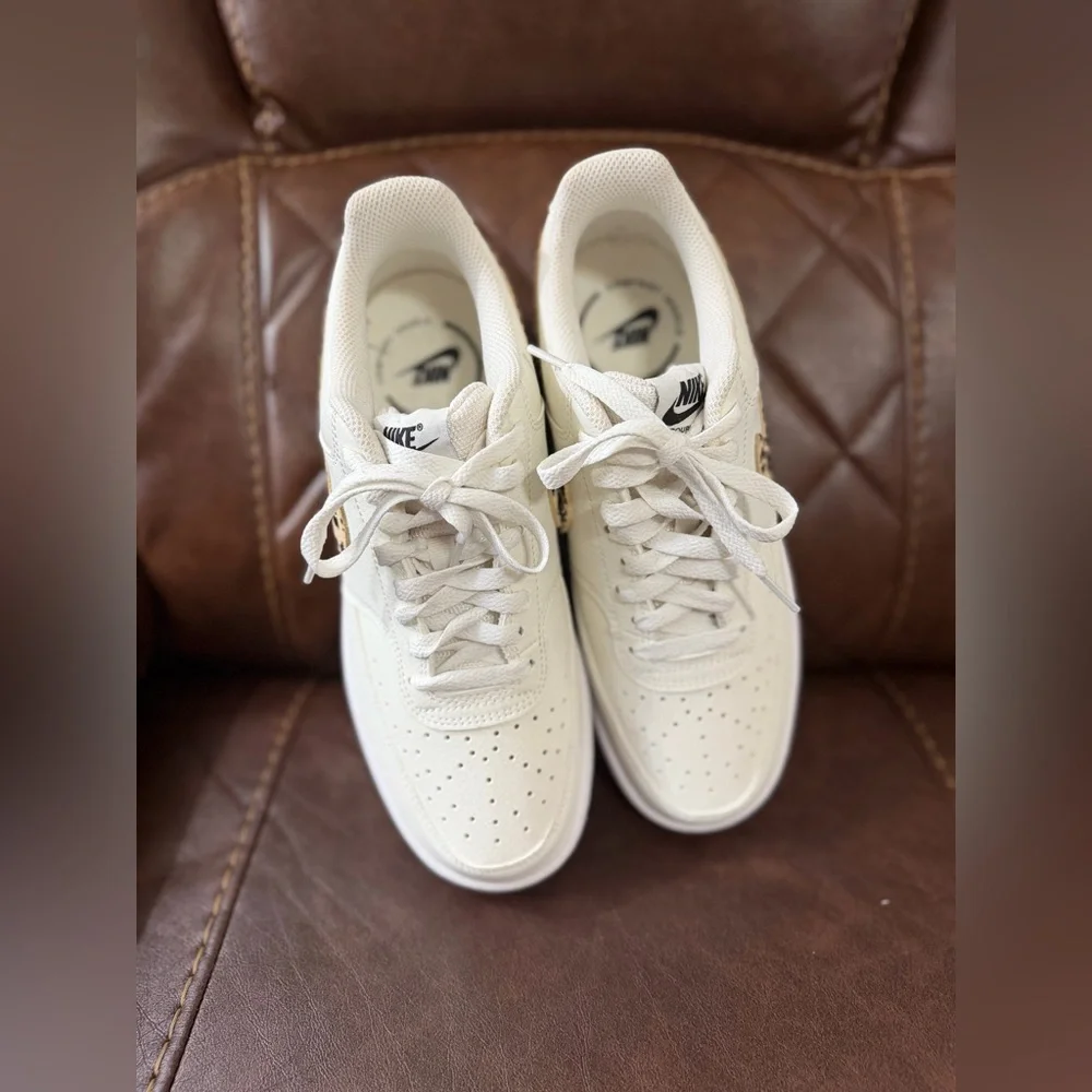 Nike Cream Sneakers with Leopard Detail - Picture 3 of 8